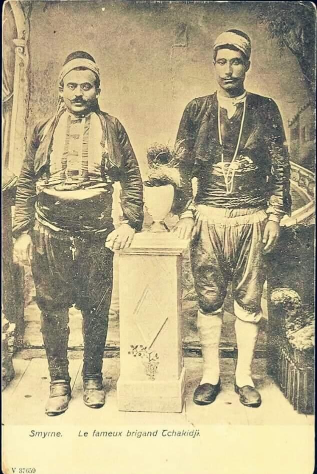 Zeybekler tarihinin en ünlü efelerinden Çakırcalı Mehmet Efe. (soldaki) | Fotoğraf: Ali Özçelik 